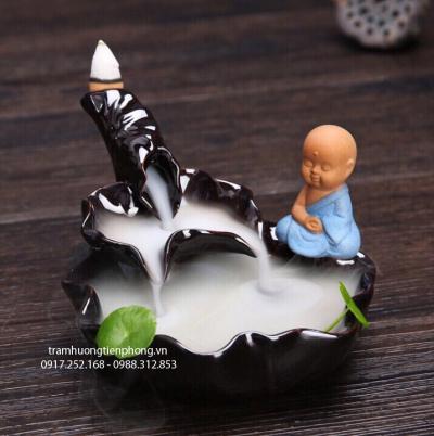 Thác Khói Chú Tiểu Thiền Bên Lá Sen
