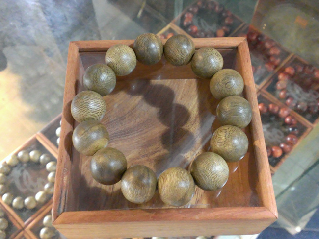 Vòng tay trầm hương Việt Nam